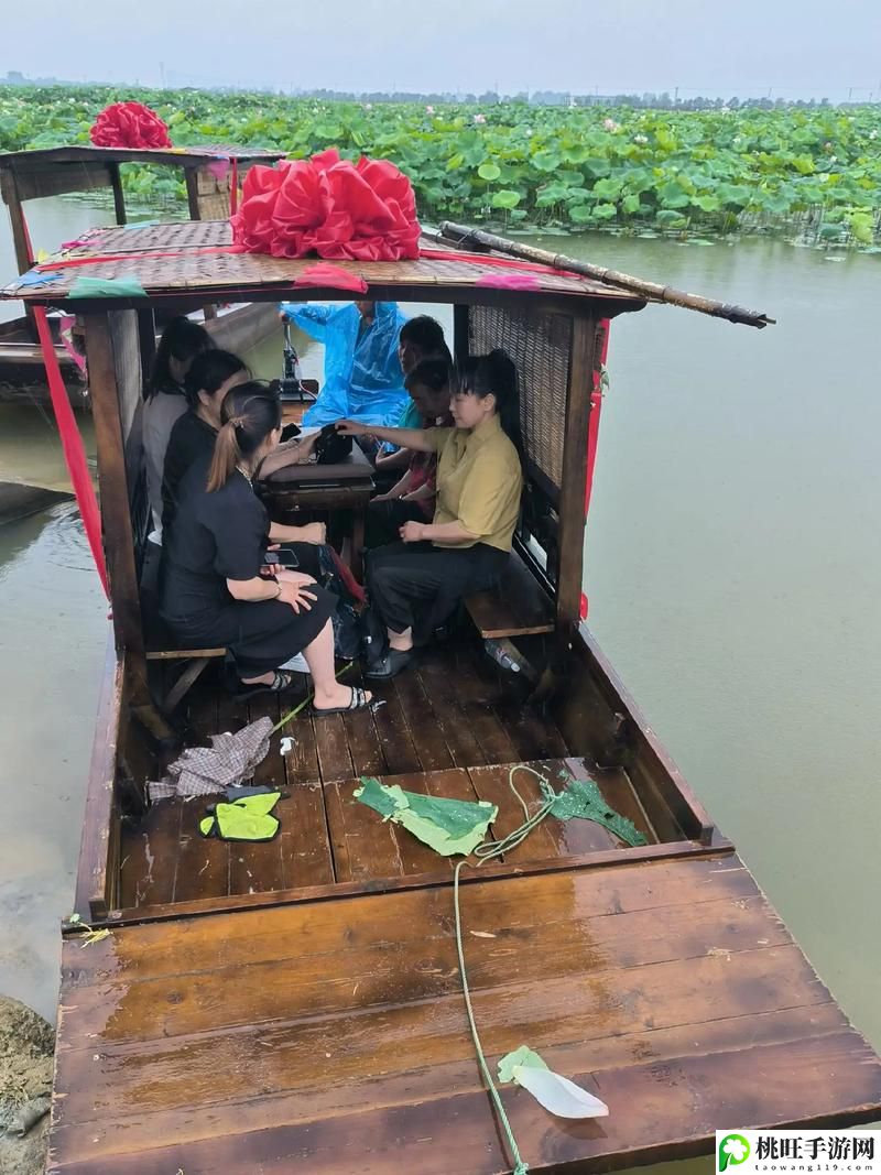 老人船上弄雨荷第13集精彩回顾